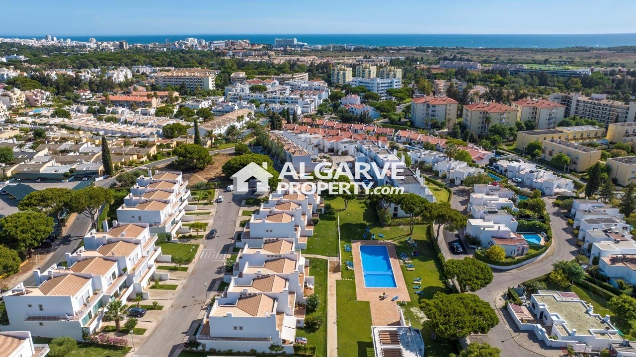 3 bed Villa in Quarteira, Loulé, Central Algarve