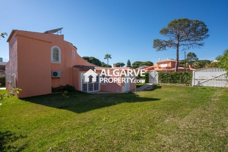 4 bed Villa in Quarteira, Loulé, Central Algarve