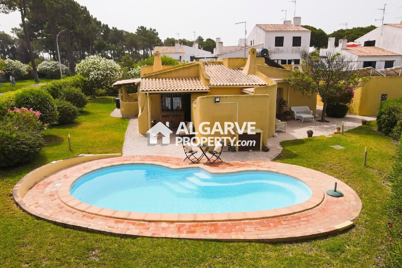 3 bed Villa in Quarteira, Loulé, Central Algarve