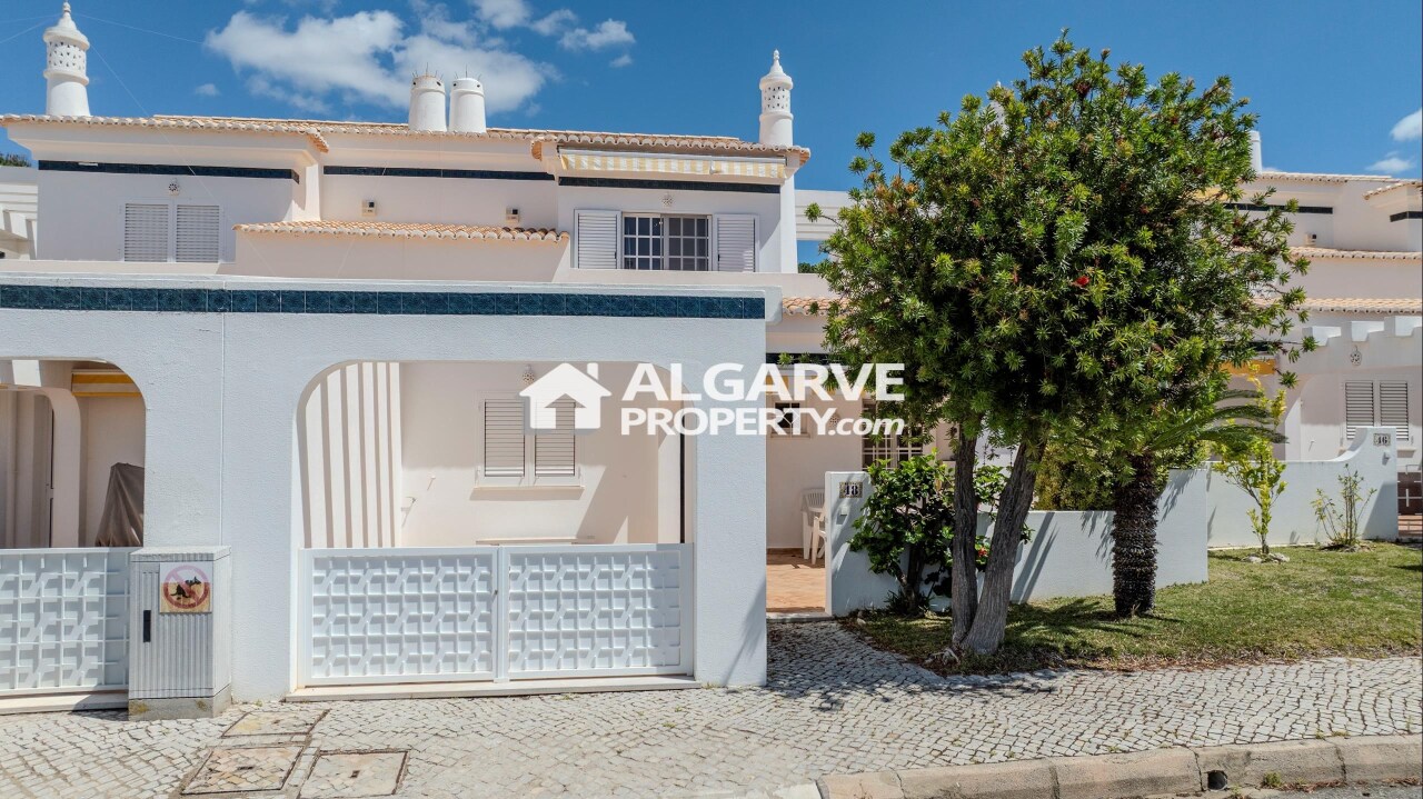 3 bed Villa in Quarteira, Loulé, Central Algarve