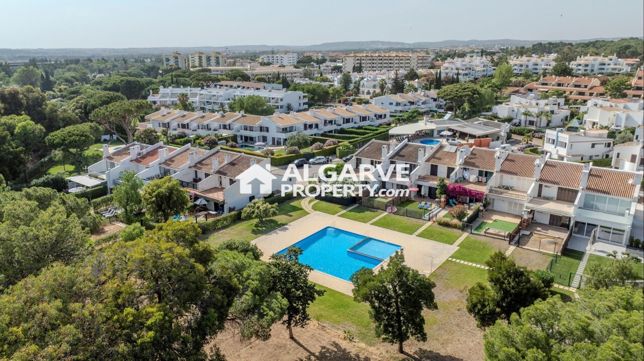 3 bed Villa in Quarteira, Loulé, Central Algarve