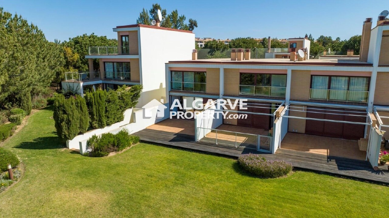 5 bed Villa in Quarteira, Loulé, Central Algarve