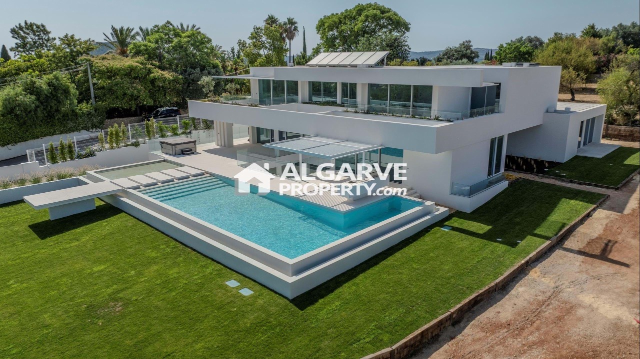 5 bed Villa in Almancil, Loulé, Central Algarve