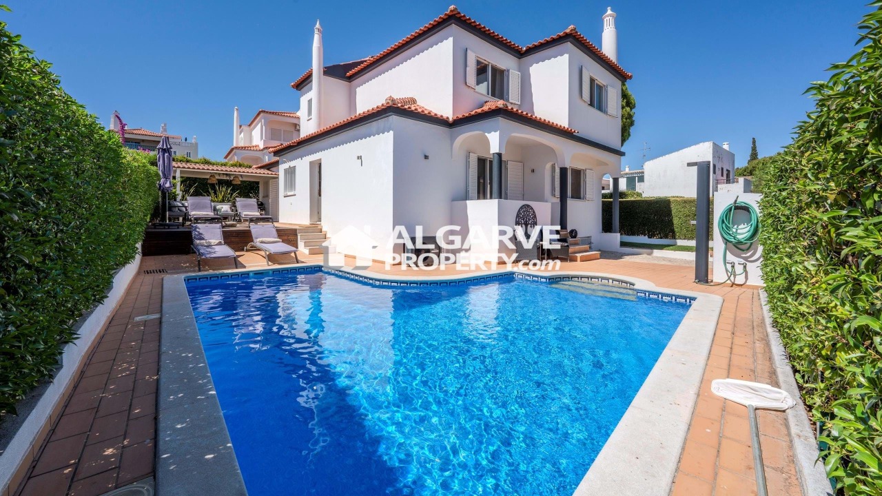 4 bed Villa in Quarteira, Loulé, Central Algarve