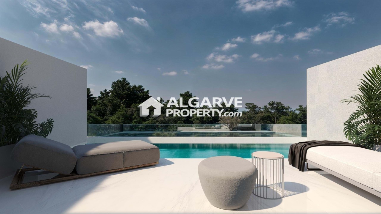 4 bed Villa in Quarteira, Loulé, Central Algarve