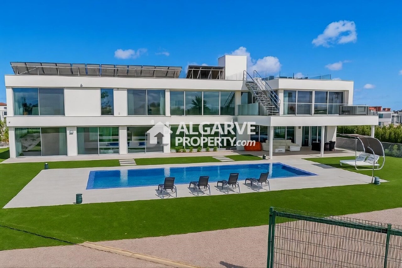 5 bed Villa in Quarteira, Loulé, Central Algarve