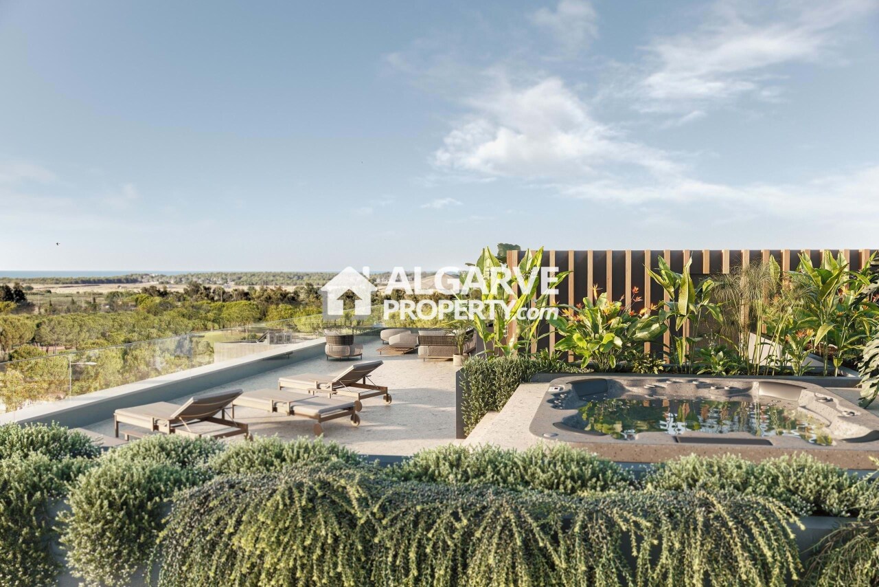 4 bed Apartment in Quarteira, Loulé, Central Algarve