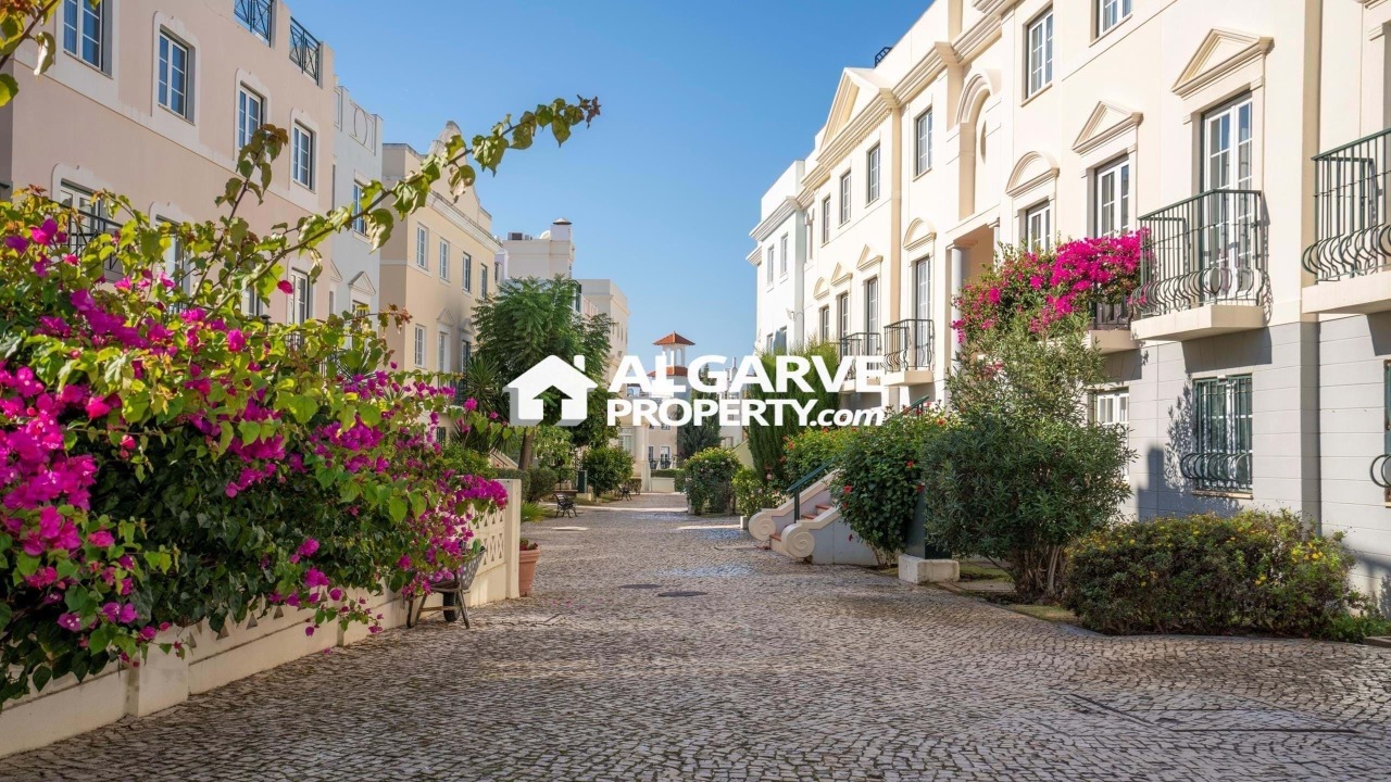 2 bed Apartment in Quarteira, Loulé, Central Algarve