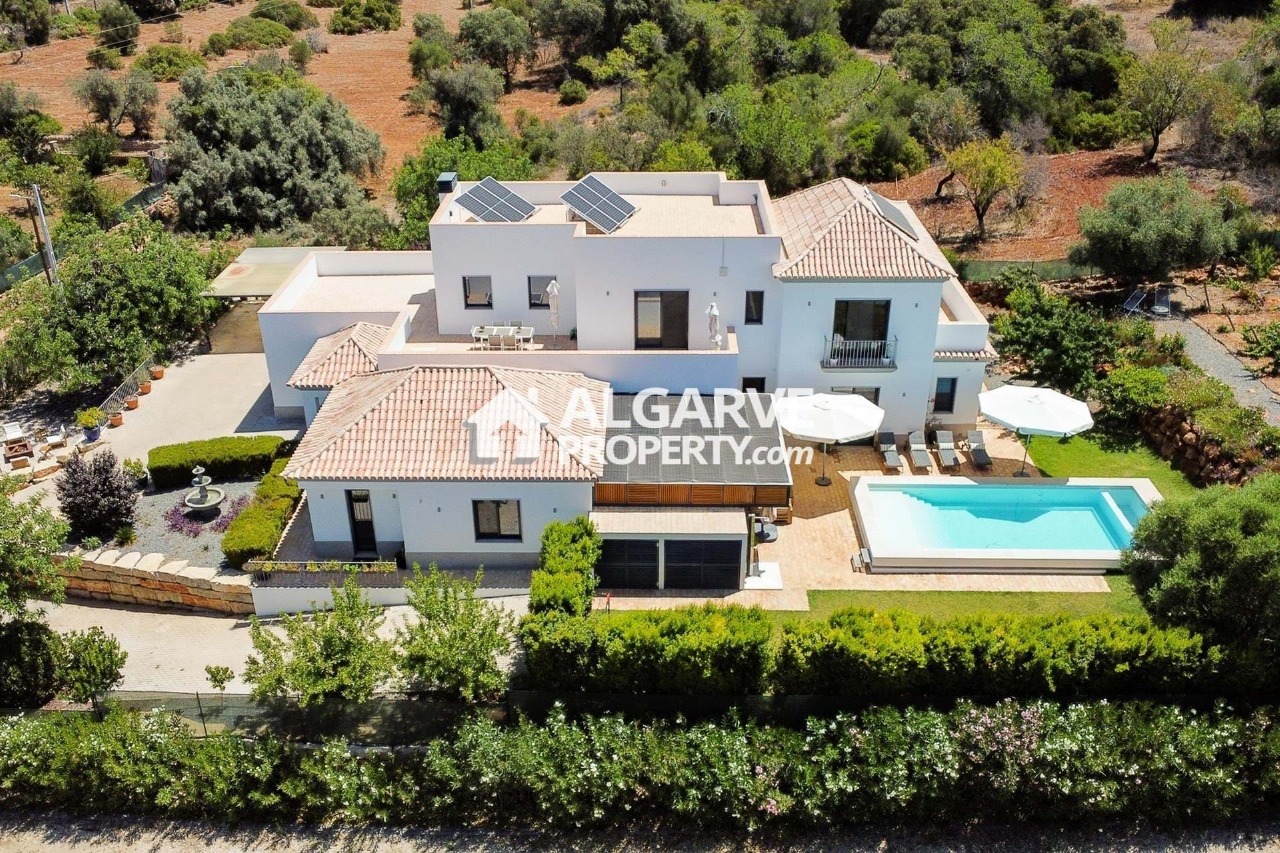 4 bed Villa in Almancil, Loulé, Central Algarve