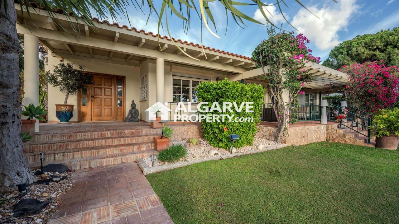 4 bed Villa in Quarteira, Loulé, Central Algarve