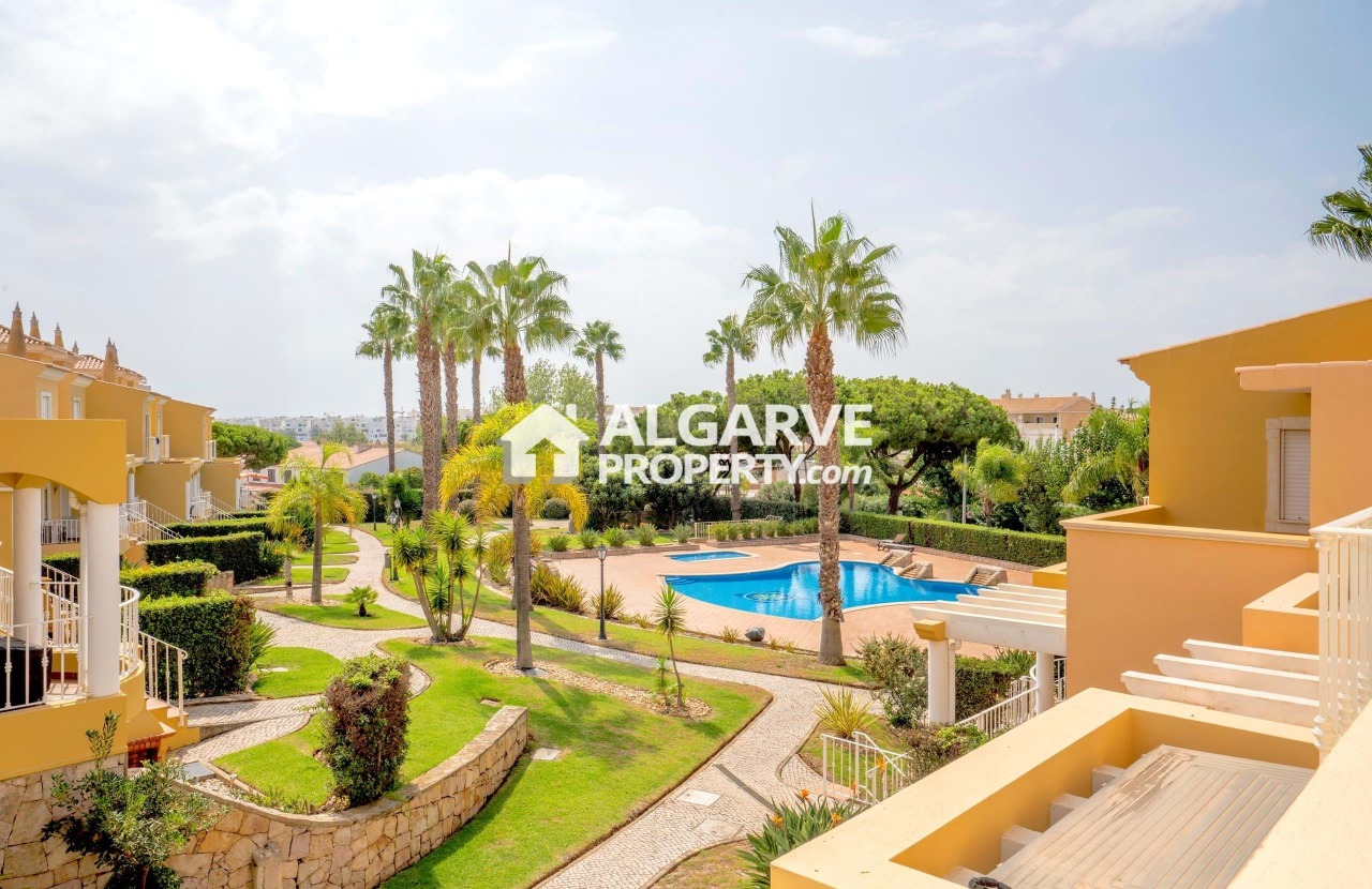 5 bed Villa in Quarteira, Loulé, Central Algarve
