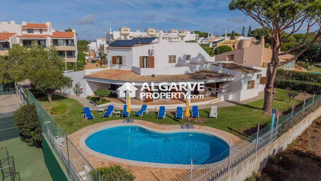 5 bed Villa in Quarteira, Loulé, Central Algarve