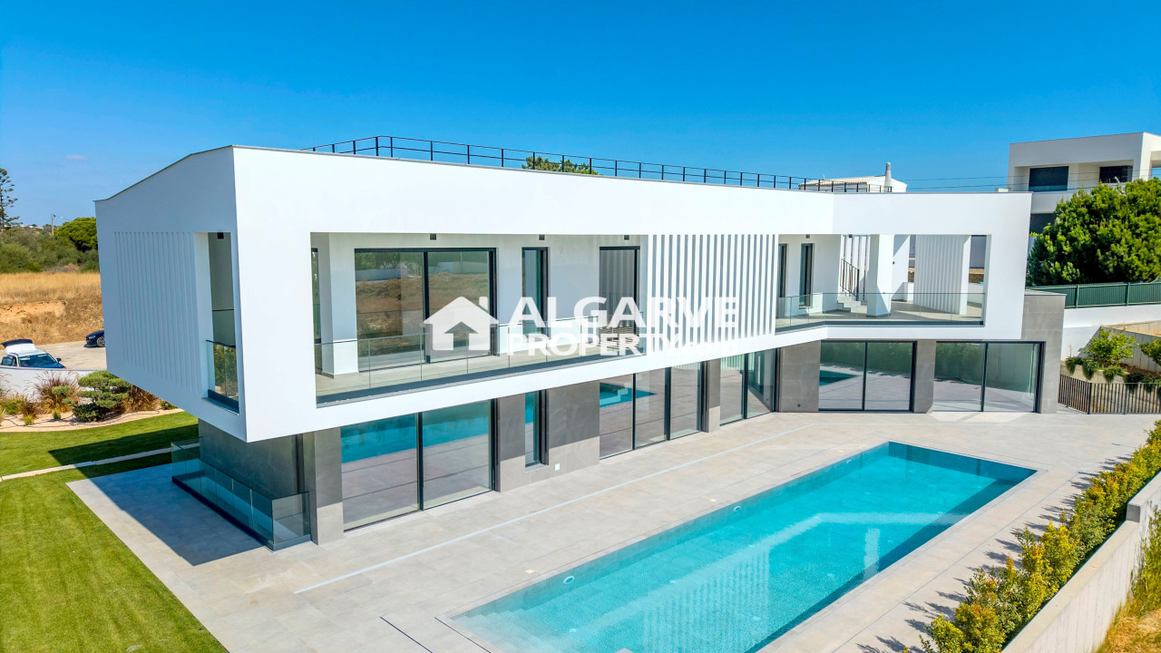 4 bed Villa in Albufeira, Central Algarve