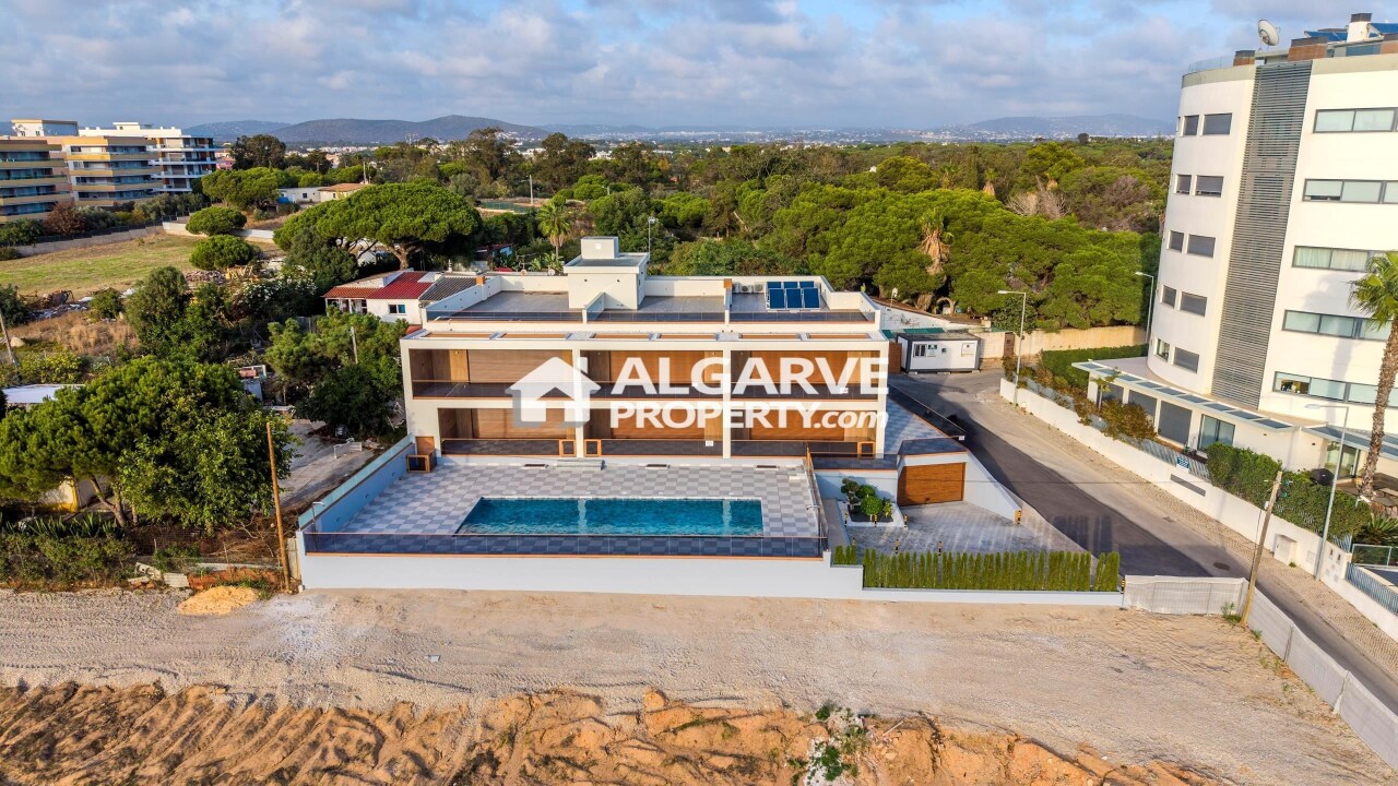 2 bed Apartment in Quarteira, Loulé, Central Algarve