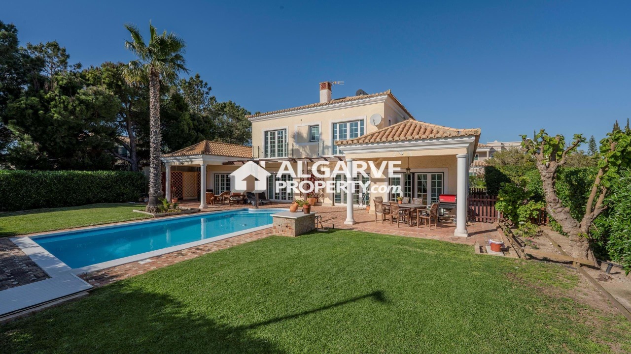 4 bed Villa in Quarteira, Loulé, Central Algarve