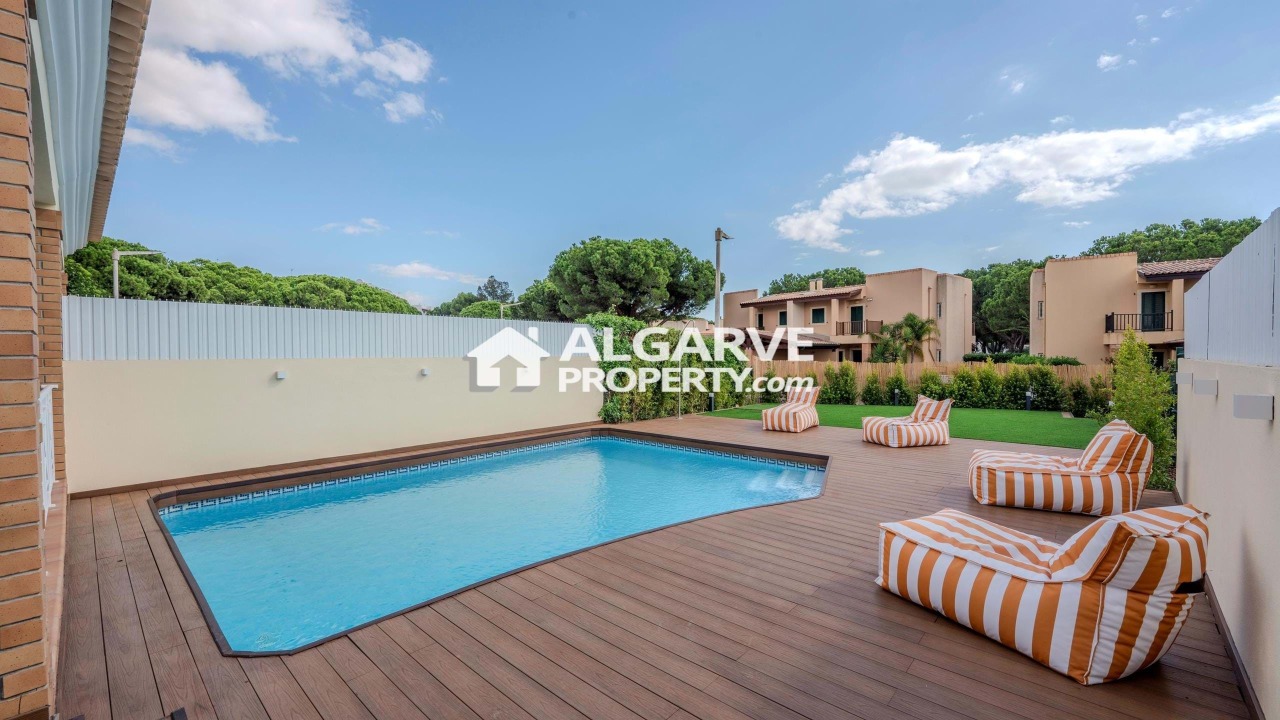 4 bed Villa in Quarteira, Loulé, Central Algarve