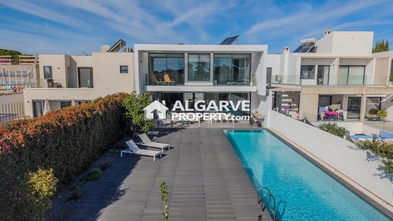 6 bed Villa in Quarteira, Loulé, Central Algarve