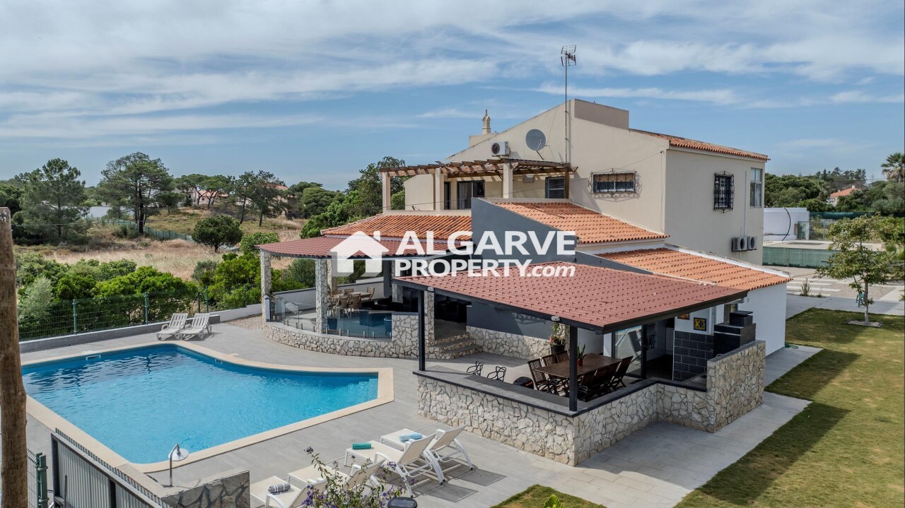 5 bed Villa in Quarteira, Loulé, Central Algarve
