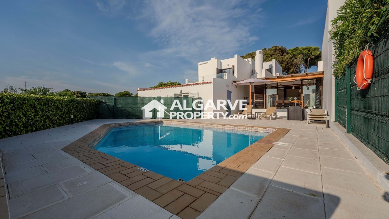 4 bed Villa in Quarteira, Loulé, Central Algarve