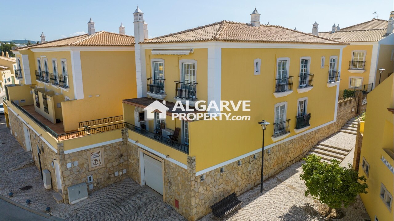 3 bed Apartment in Quarteira, Loulé, Central Algarve