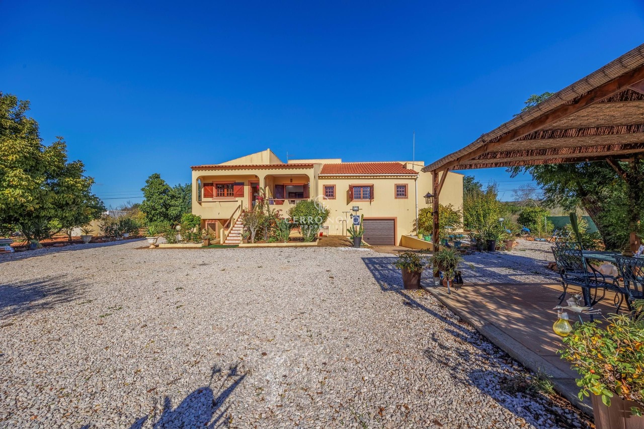 5 bed Villa in São Bartolomeu de Messines, Silves, Western Algarve