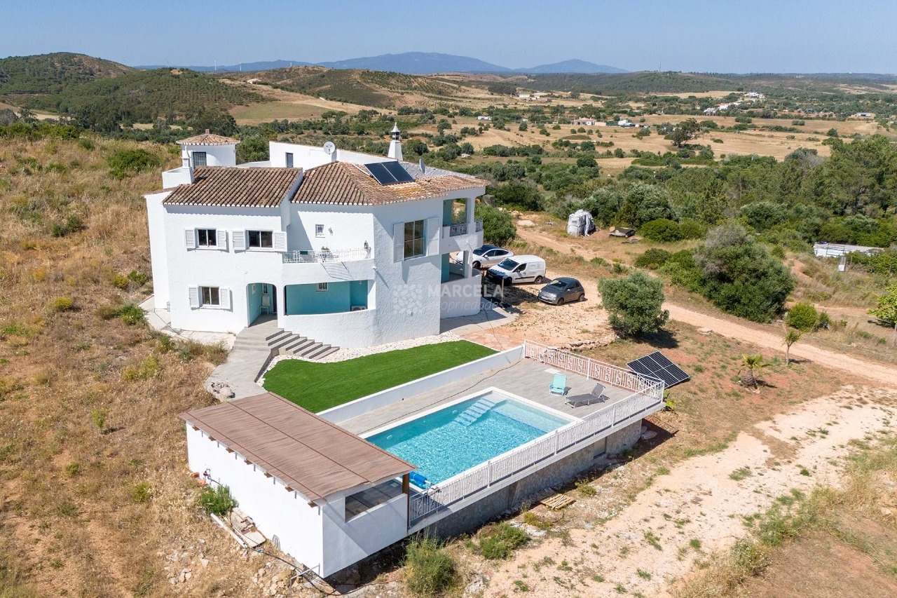 4 bed Villa in Barão de São João, Lagos, Western Algarve