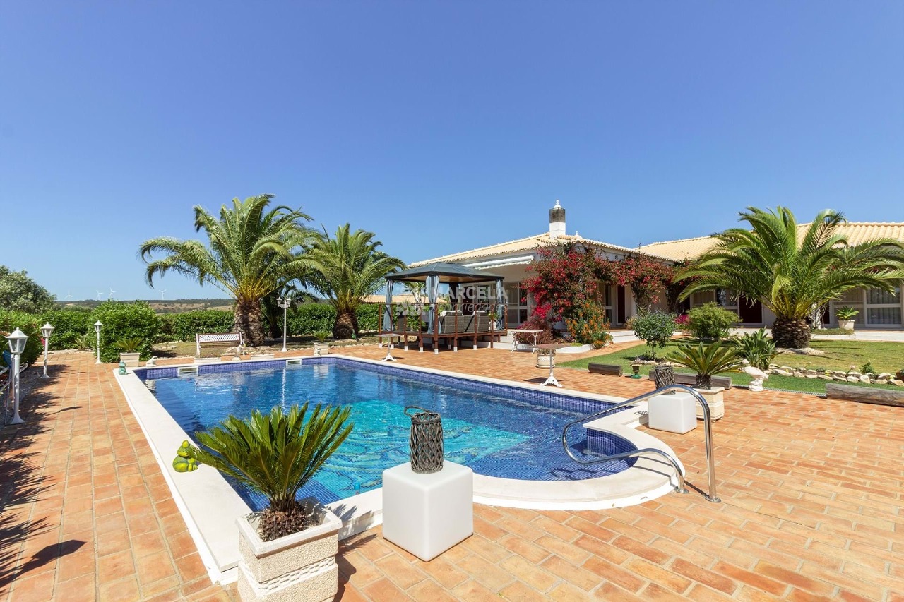 4 bed Villa in Bensafrim, Lagos, Western Algarve