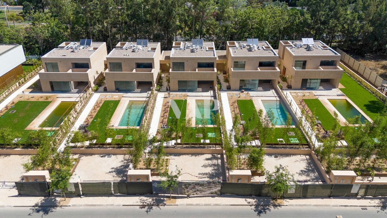 4 bed Villa in Quarteira, Loulé, Central Algarve