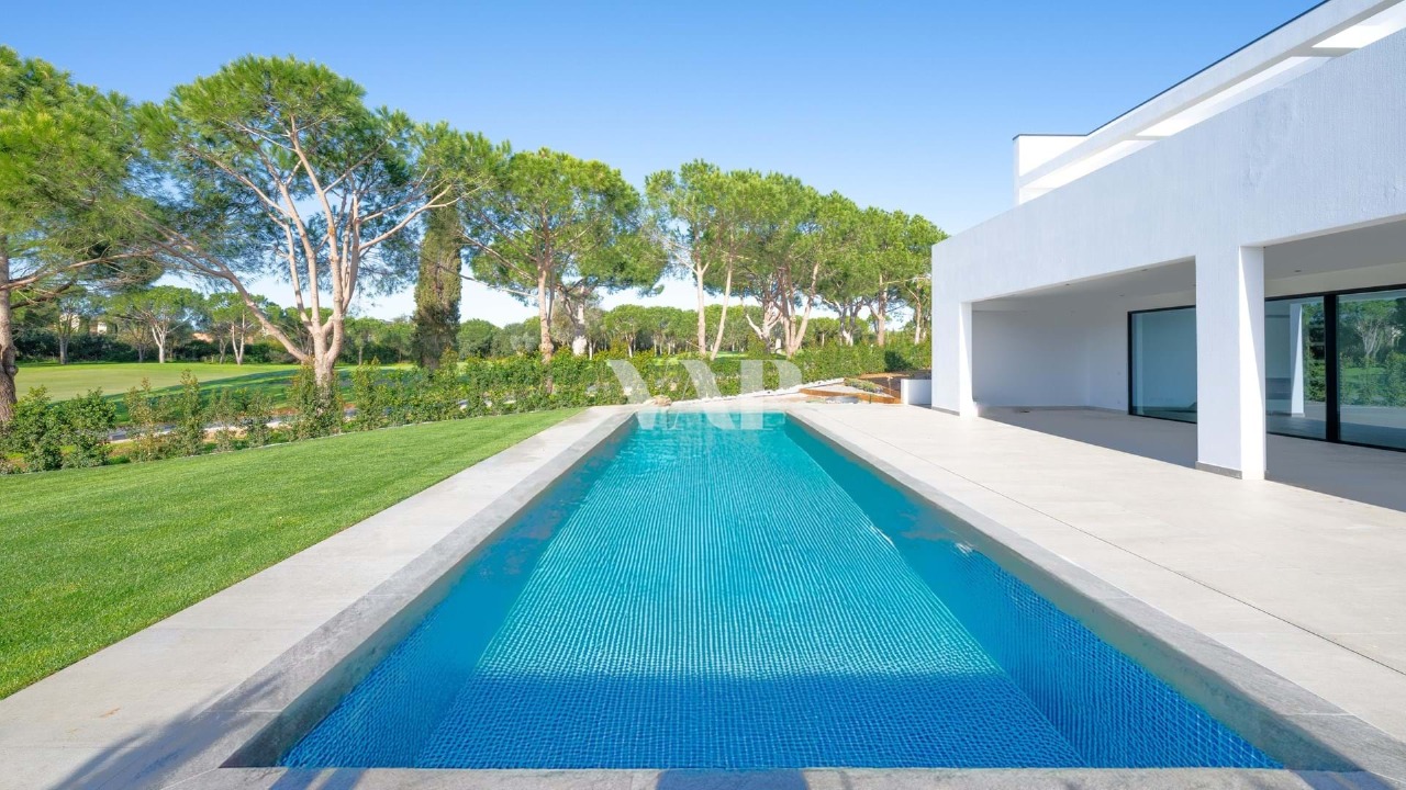 4 bed Villa in Quarteira, Loulé, Central Algarve