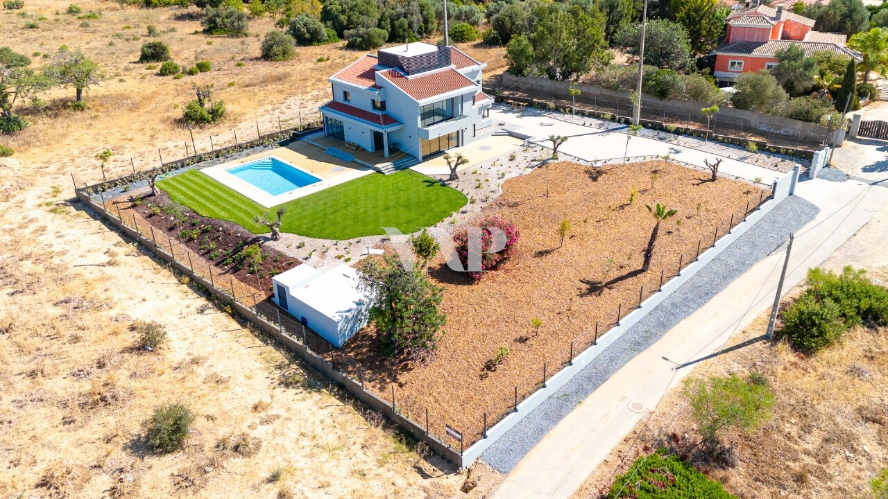 7 bed Villa in Quarteira, Loulé, Central Algarve