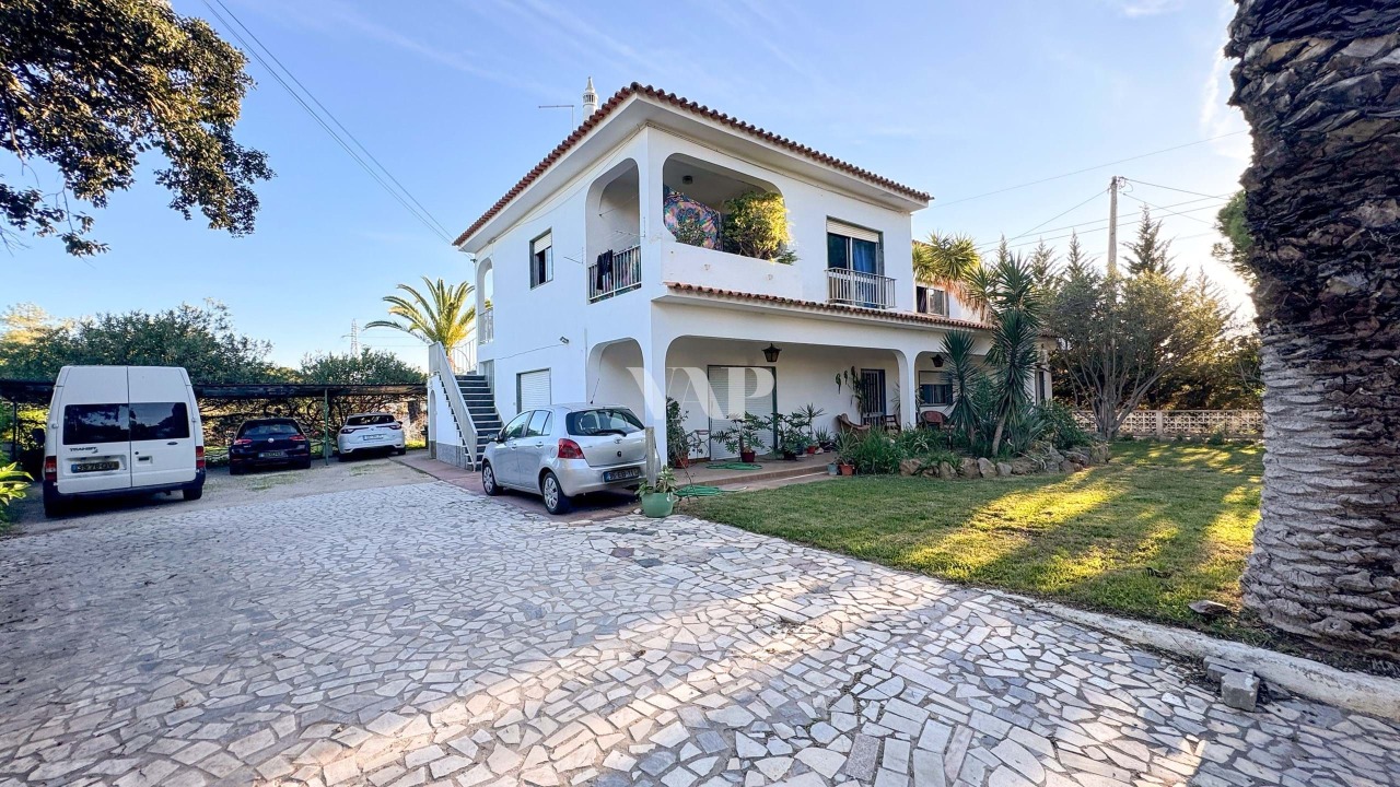 7 bed Villa in Quarteira, Loulé, Central Algarve