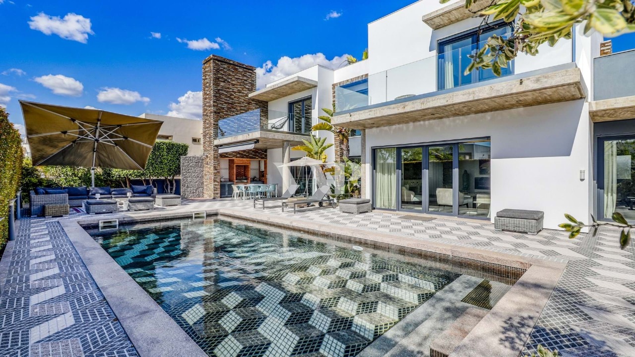 5 bed Villa in Quarteira, Loulé, Central Algarve