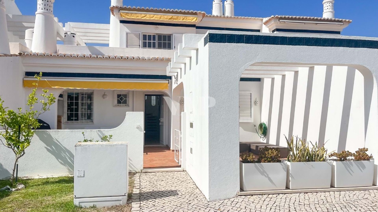 3 bed Villa in Quarteira, Loulé, Central Algarve