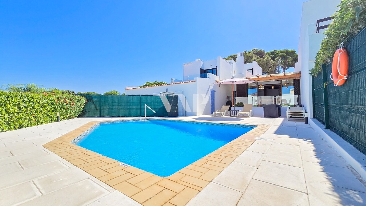 4 bed Villa in Quarteira, Loulé, Central Algarve