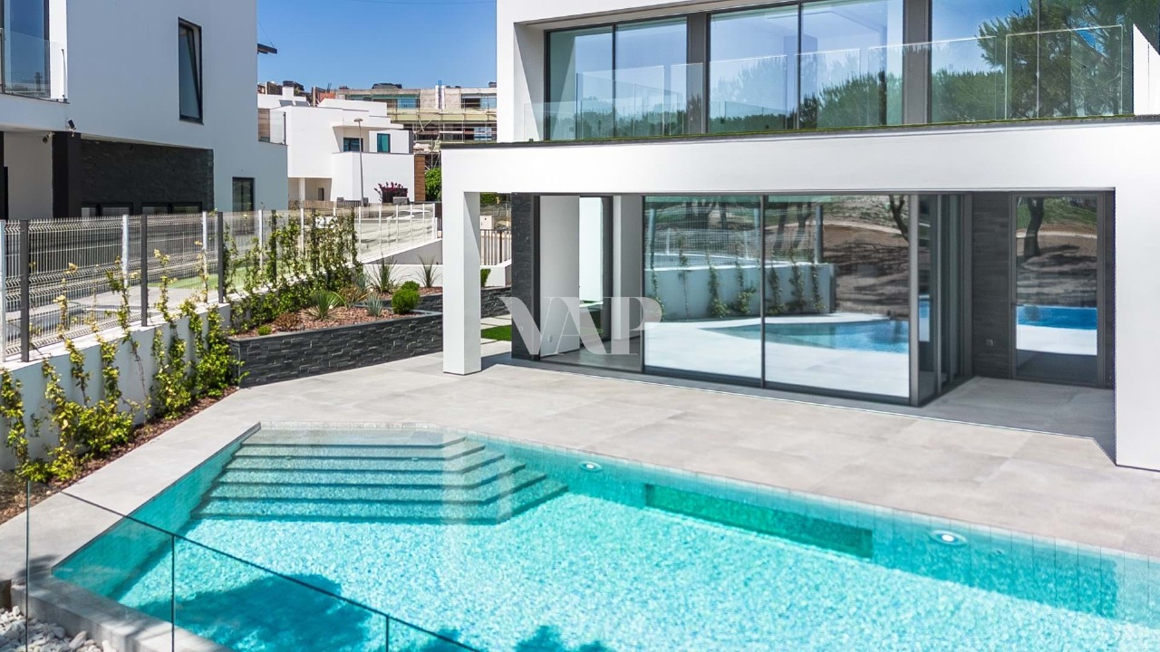 5 bed Villa in Quarteira, Loulé, Central Algarve