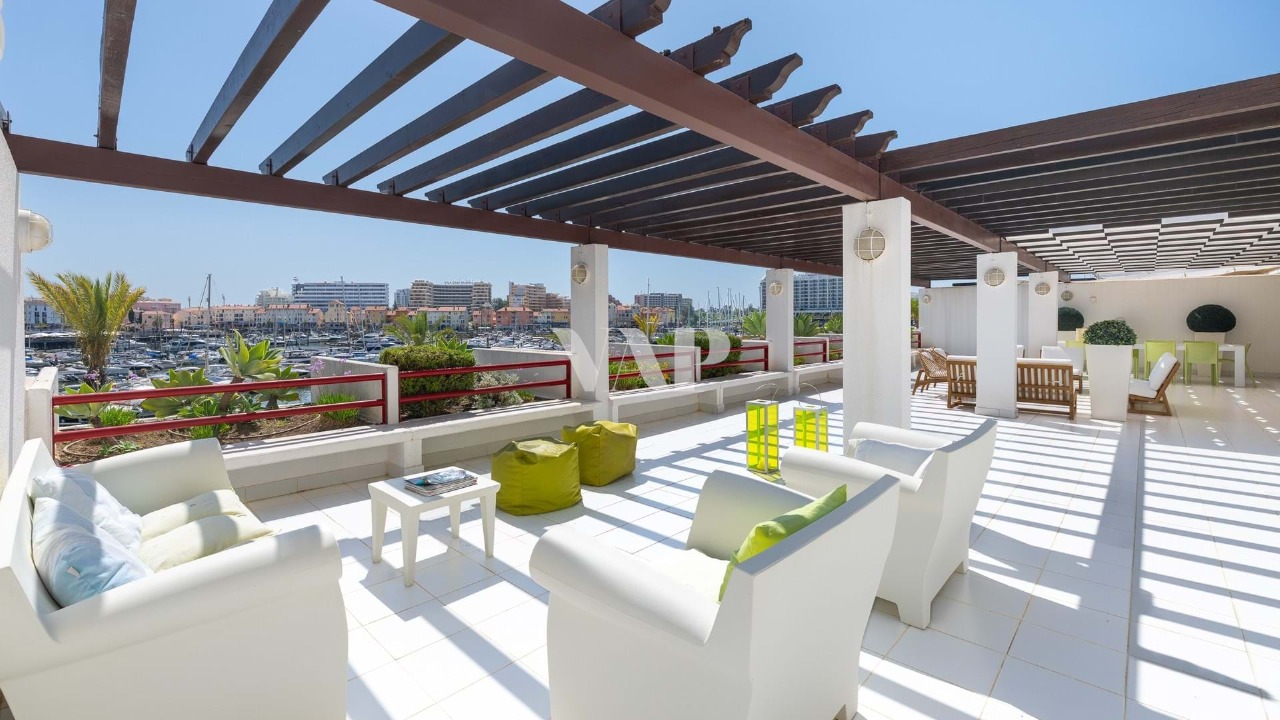 4 bed Apartment in Quarteira, Loulé, Central Algarve