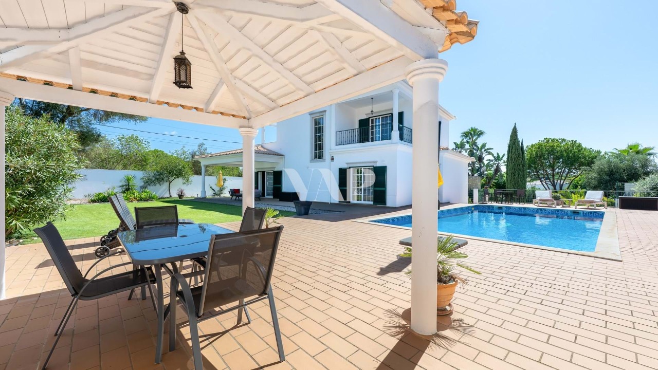 4 bed Villa in Quarteira, Loulé, Central Algarve