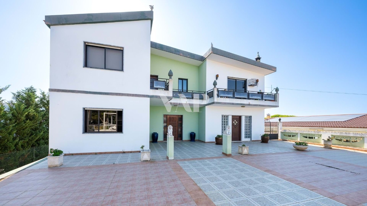7 bed Villa in Quarteira, Loulé, Central Algarve