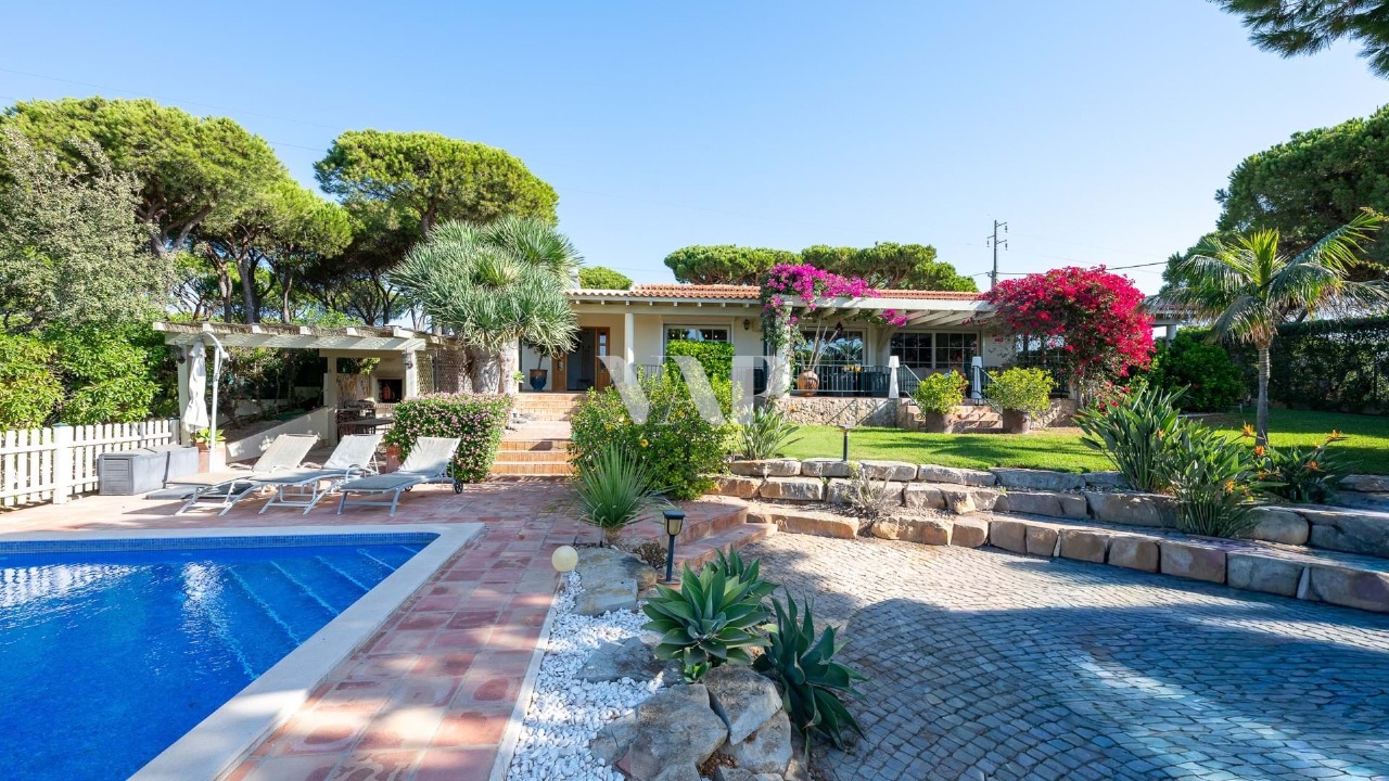 4 bed Villa in Quarteira, Loulé, Central Algarve