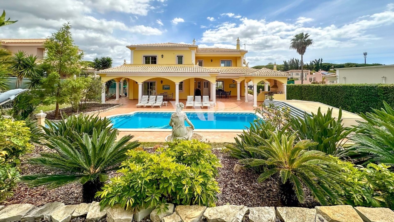 4 bed Villa in Quarteira, Loulé, Central Algarve