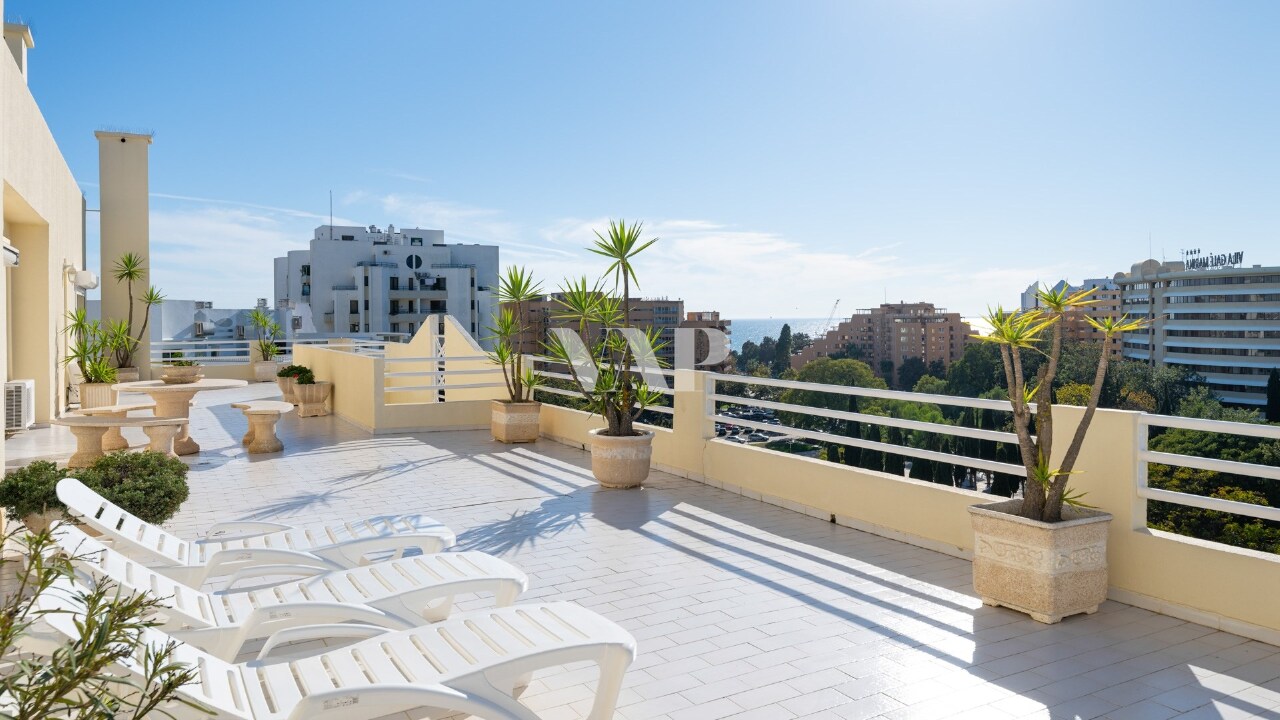 4 bed Apartment in Quarteira, Loulé, Central Algarve