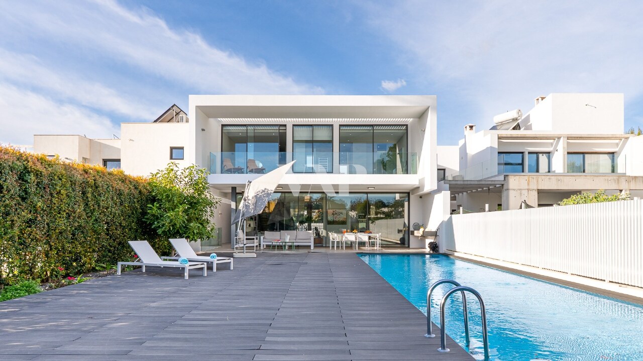 6 bed Villa in Quarteira, Loulé, Central Algarve