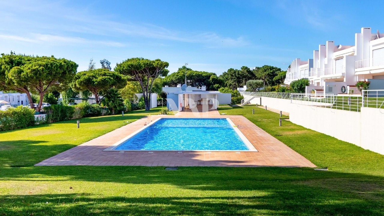 5 bed Villa in Quarteira, Loulé, Central Algarve