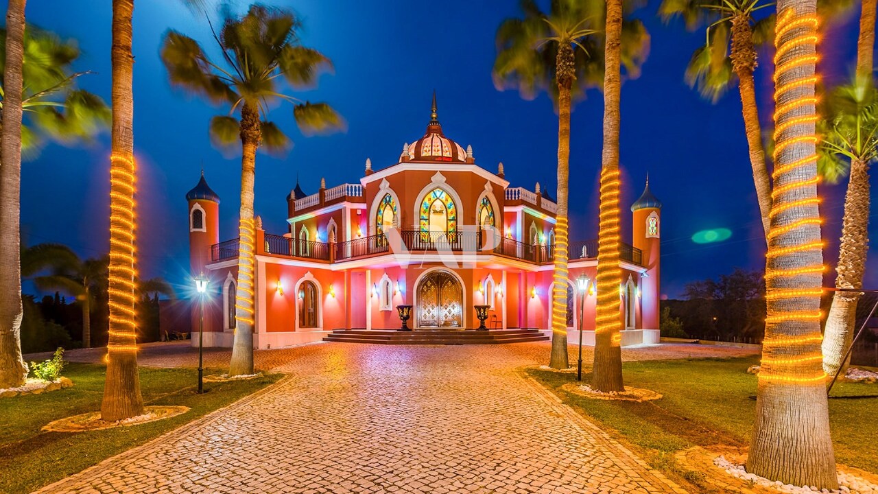 5 bed Villa in Quarteira, Loulé, Central Algarve