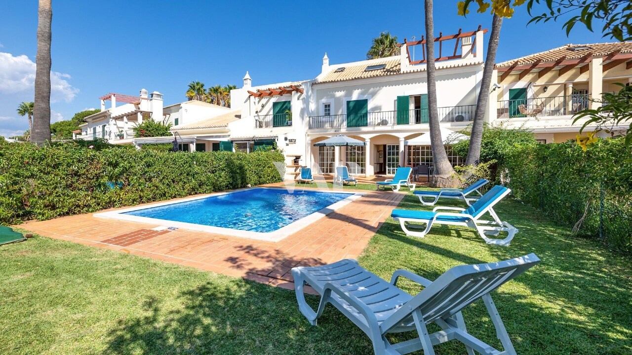 5 bed Villa in Quarteira, Loulé, Central Algarve