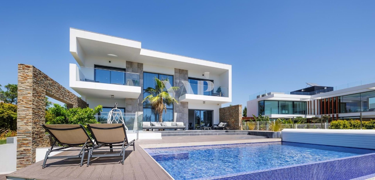 4 bed Villa in Quarteira, Loulé, Central Algarve