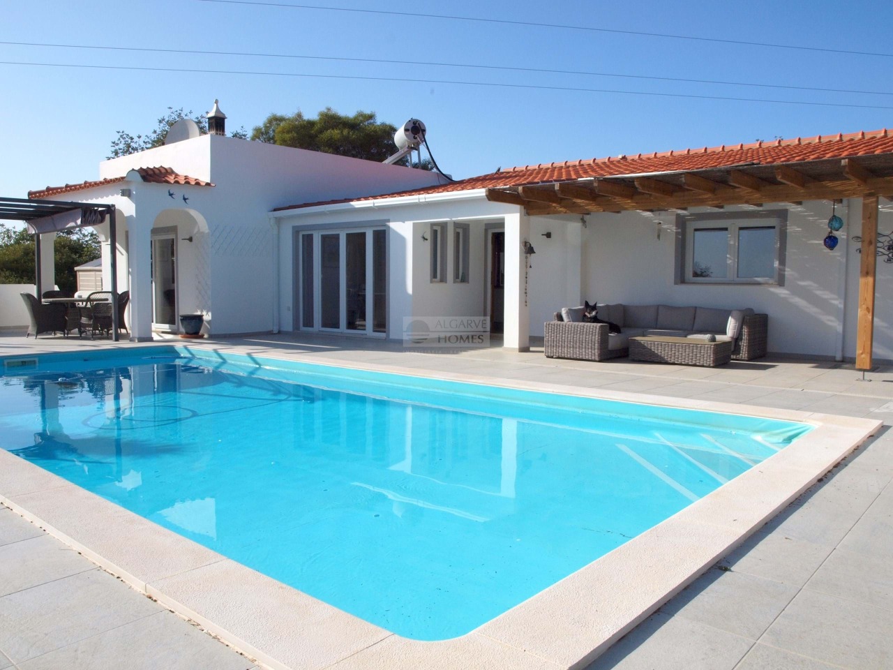 5 bed Villa in Santa Bárbara de Nexe, Faro, Central Algarve