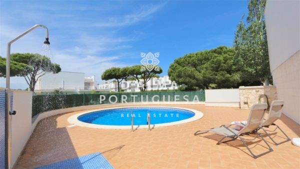 5 bed Villa in Quarteira, Loulé, Central Algarve