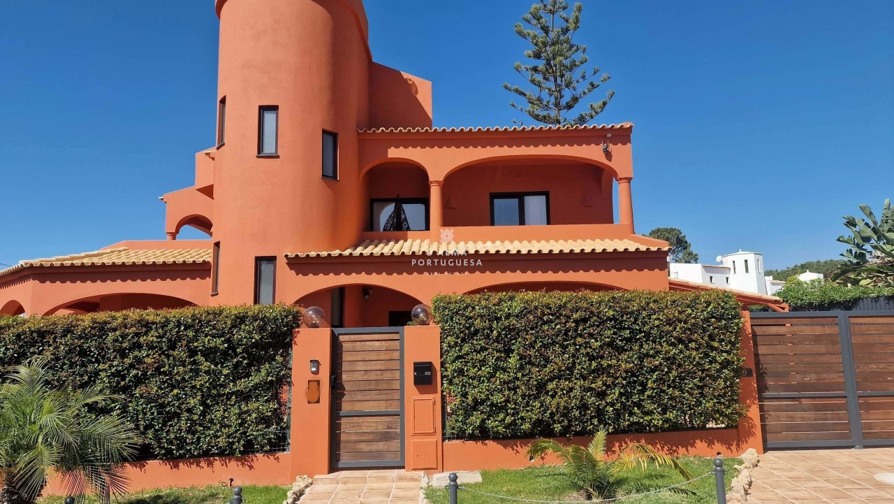 4 bed Villa in Quarteira, Loulé, Central Algarve