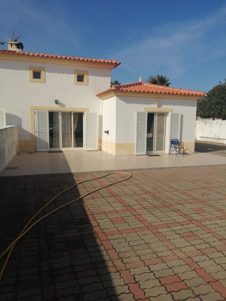3 bed Villa in Albufeira, Central Algarve